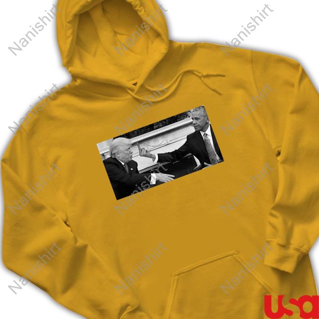 Black and White Obama Flipping Off Trump Essential T-Shirt